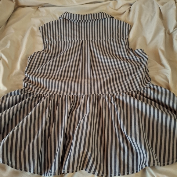 DG2 Diane Gilman Women's Black and Geay Striped Sleeveless Shirt - Picture 4 of 6